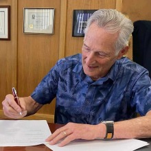 Murray Sargent III Signs for the new Murray Sargent III Endowed Chair in Optical Sciences.